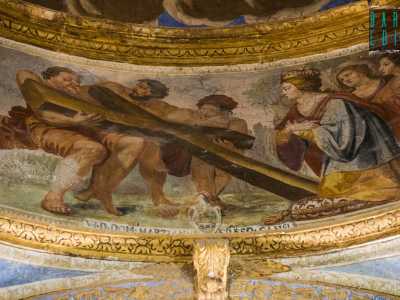 Le scene bibliche e i paesaggi edenici si intervallano poi alle rappresentazioni di personaggi storici. In uno dei sottarchi l�imperatrice Elena inginocchiata davanti alla croce � avvolta in una veste rosso porpora...